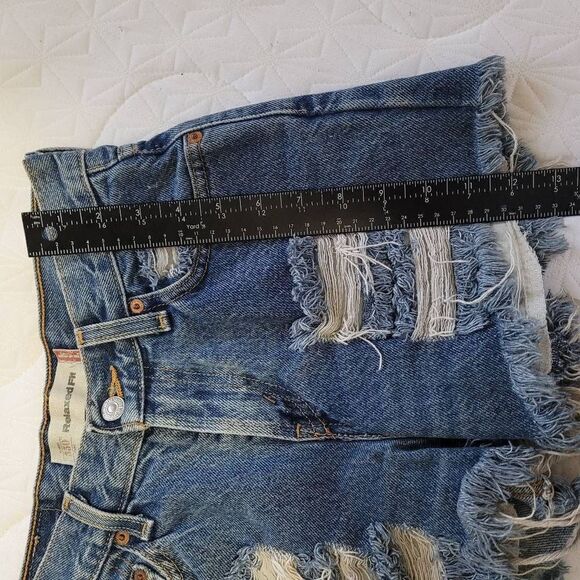 Levi's 550 Relaxed Fit Distresses Cutout Shorts 25" waist. - Picture 7 of 7